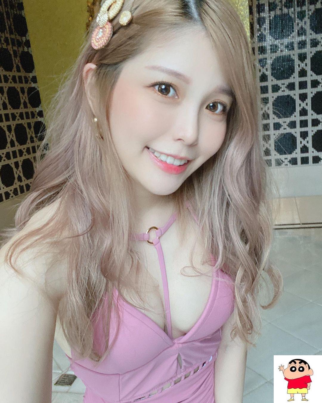 正妹YouTubeer瑀熙Yuci撩人的坐姿「胸型好性感」！迷人曲线宛如身材教科书