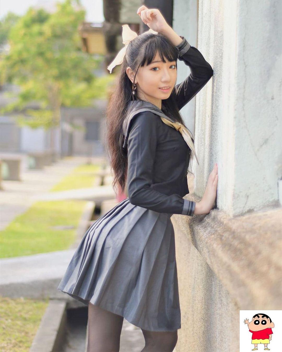 甜美萌妹若草不科学长腿让人过目不忘，甜甜微笑就要把魂勾走