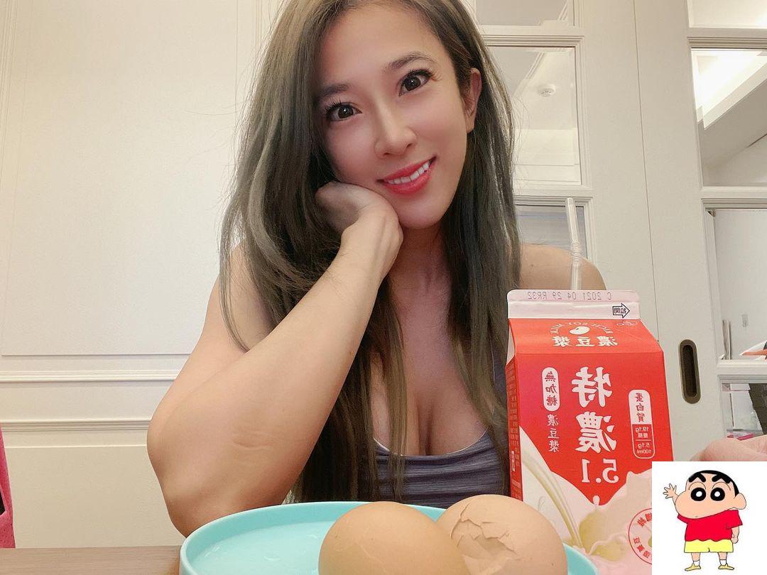 林家嘉饱满形状太兇了！胸型又大又浑圆！ 惹火自拍视角「双乳要蹦出」！