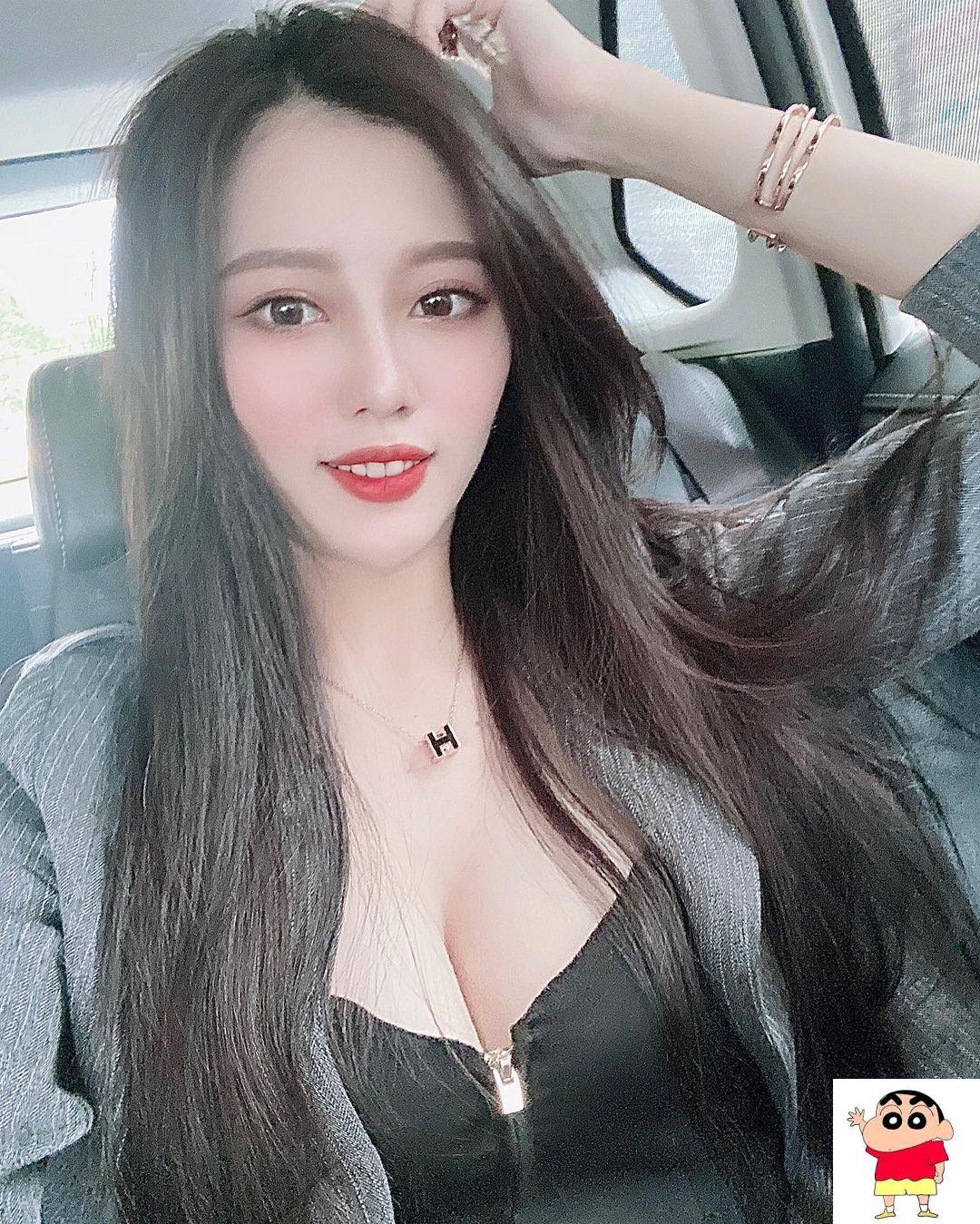 怡翎养眼画面看了就着迷！最爱紧身洋装凸显火辣曲线「浑圆美胸」整个蹦出来！怡翎养眼画面看了就着迷！最爱紧身洋装凸显火辣曲线「浑圆美胸」整个蹦出来！