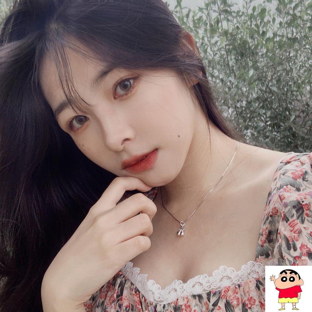 天然系正妹罗菱一双白嫩神级美腿，精緻五官让人想好好疼爱，「美胸逼人」也太幸福了