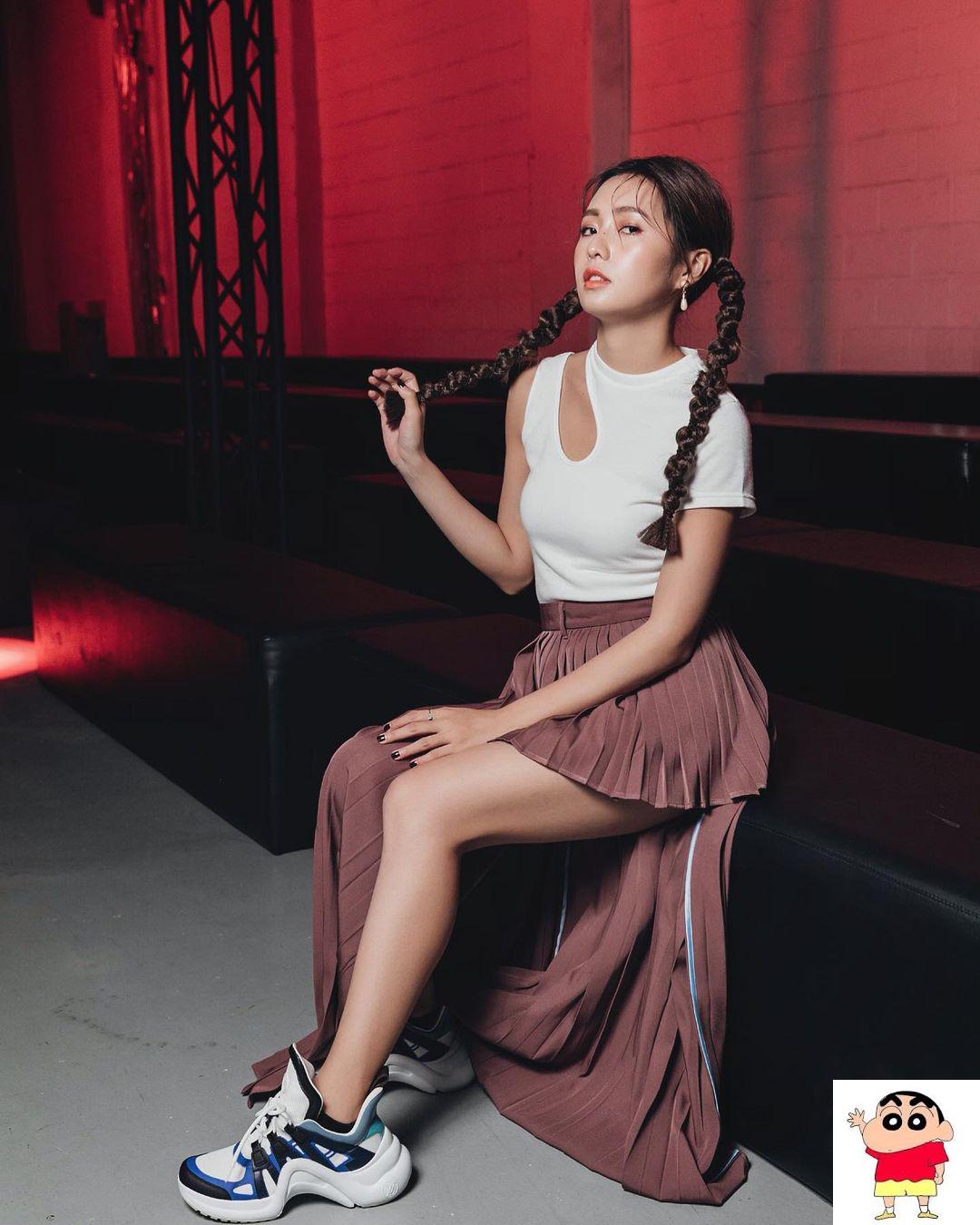 简廷芮不只腹肌线条诱人，甜美萌笑让上万网友恋爱！「美乳细腰」藏不住！