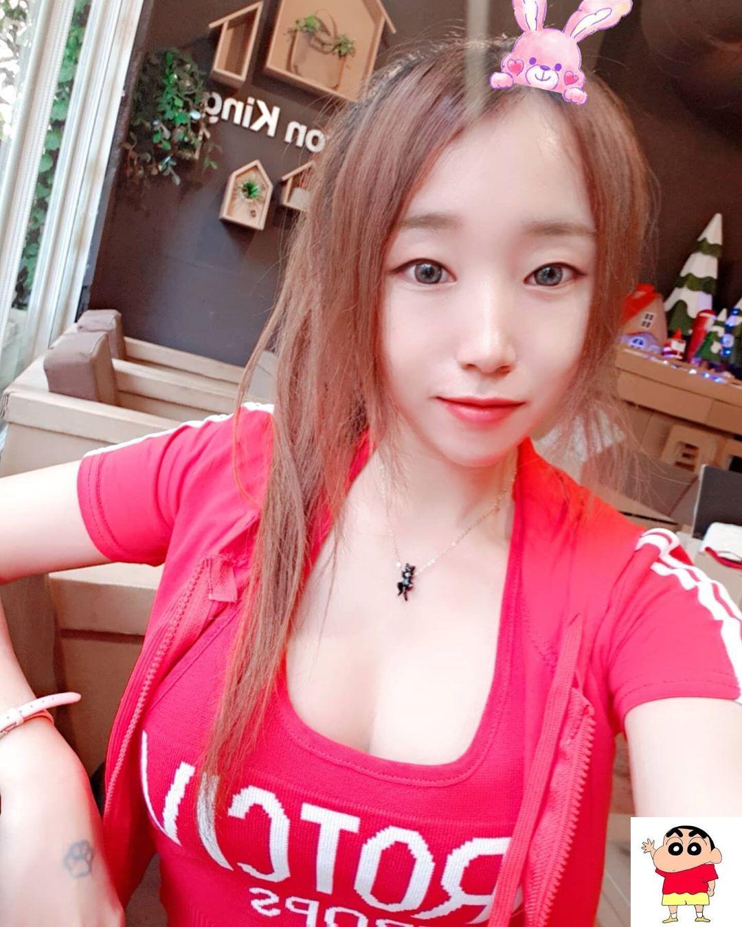 慕菲 视线往下「衣领开口超邪恶」美乳炸出！ (15P)