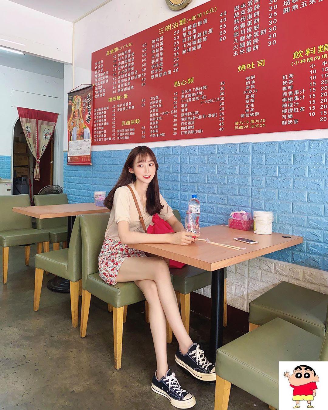 「元元Yuna」一早喝奶大秀「白嫩美腿」 (15P)