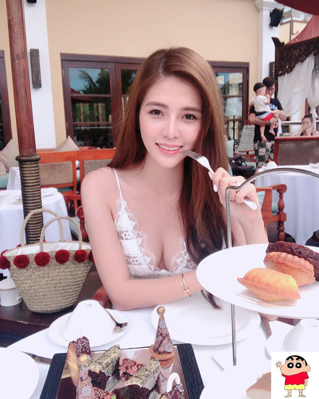 正妹面容姣好性感爆奶 展现傲人身材 (12P)