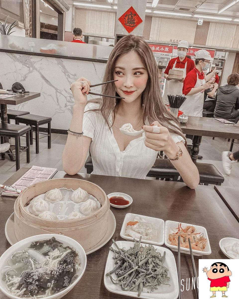 琳乔、素人正妹爱吃美食，姊妹自拍露出饱满雪乳! (18P)