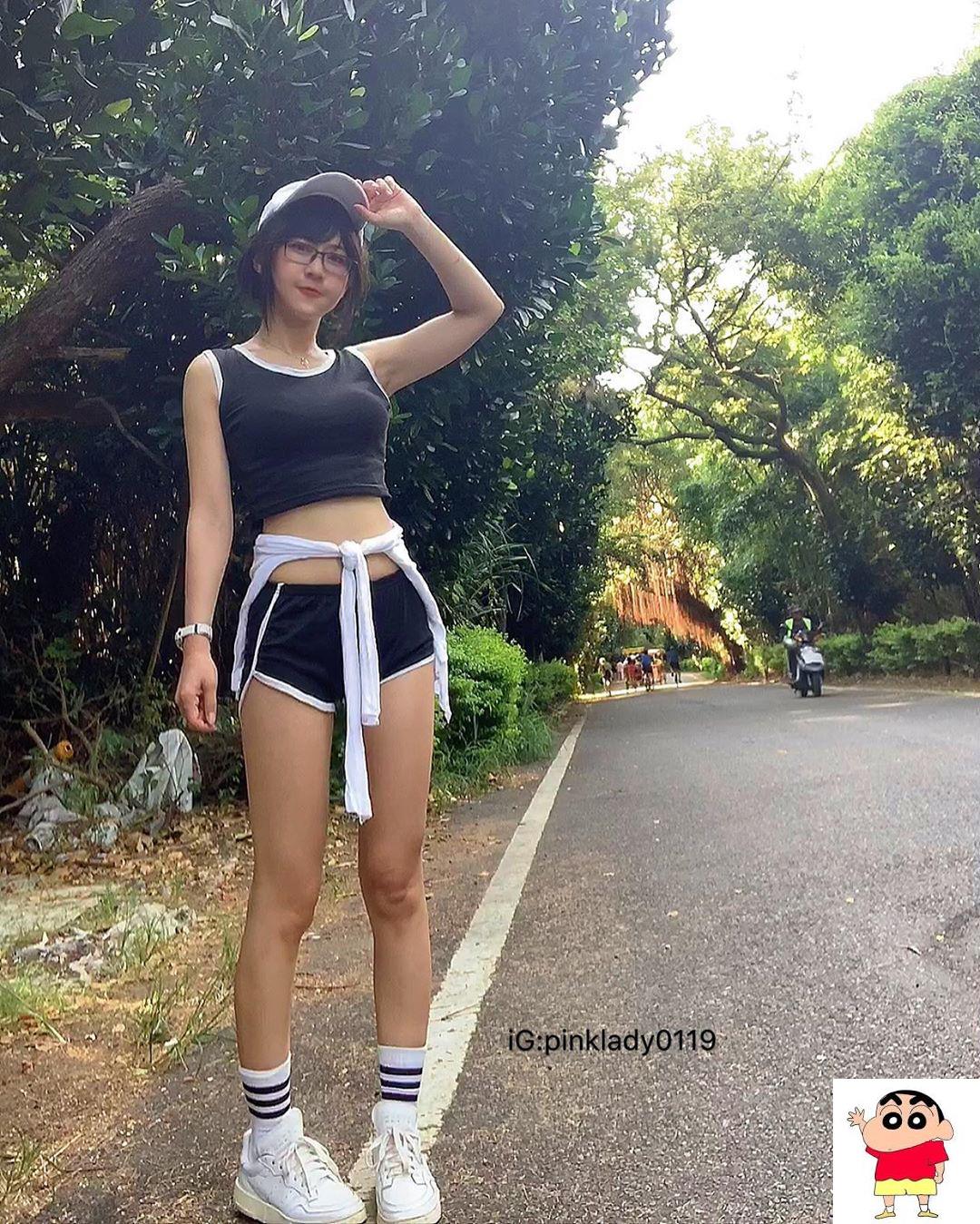 长腿眼镜妹「赖粉红Pinklady」侧坐曲线超辣眼 (13P)