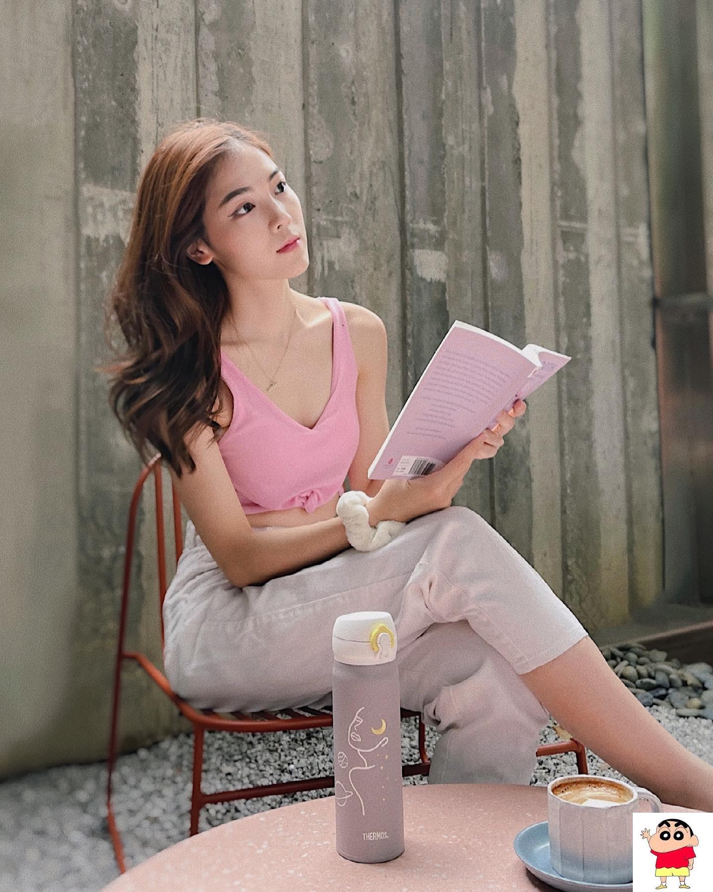 极品正妹Jovane彭嘉伊小背心小短裤休闲模式启动，饱满侧乳若隐若现好销魂！