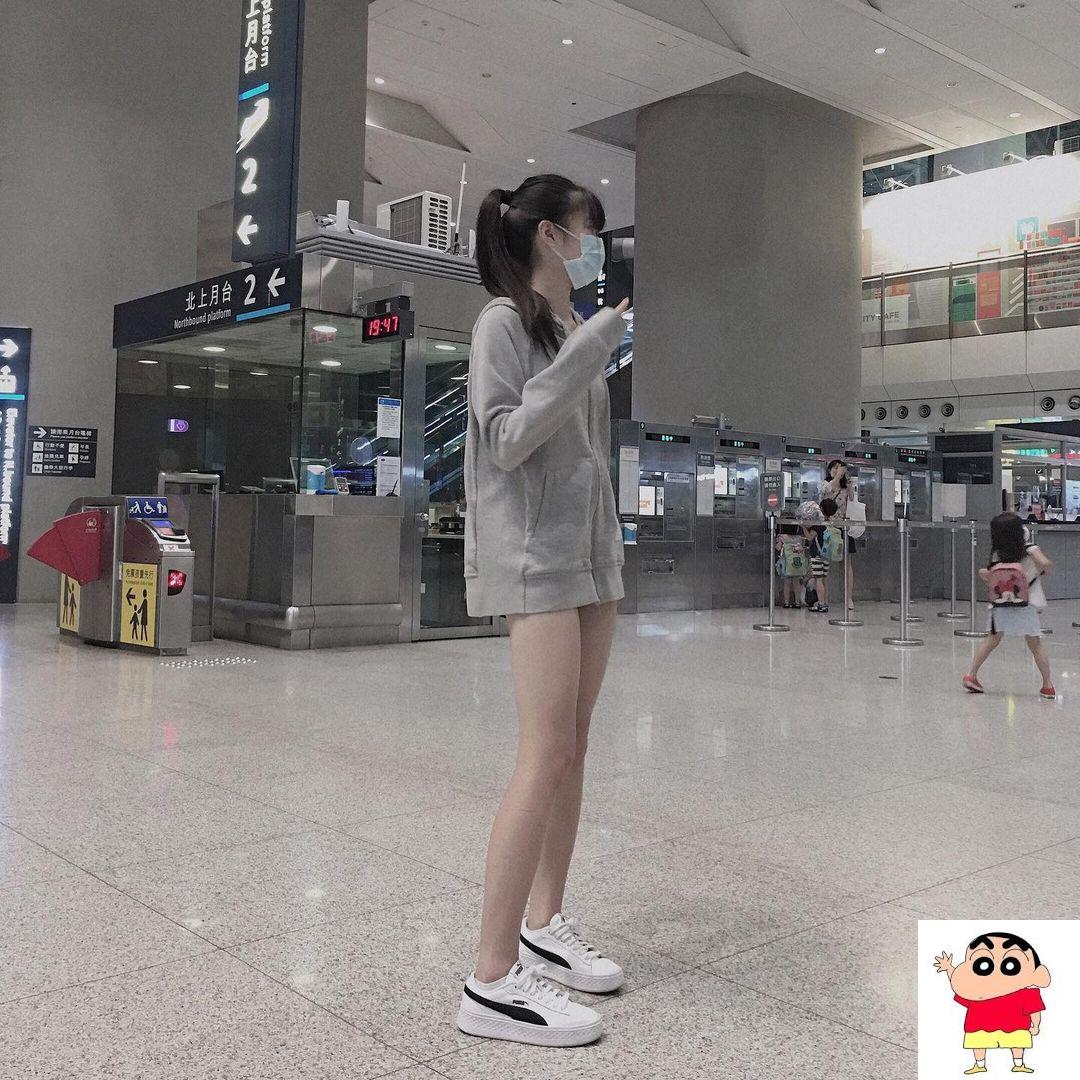 萌系正妹「鸭子」小露性感下身失蹤大送白嫩长腿，低胸上衣露出美胸太犯规了！