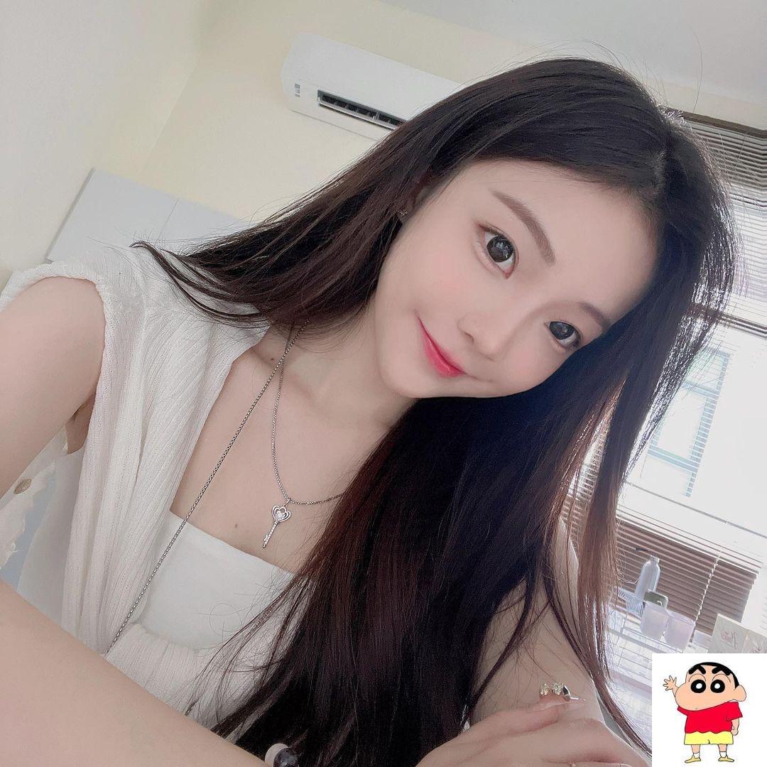 wenyek甜美笑容让人融化，水汪大眼喷发女友力，骨感美体太撩人，给人满满初恋感 (10P)