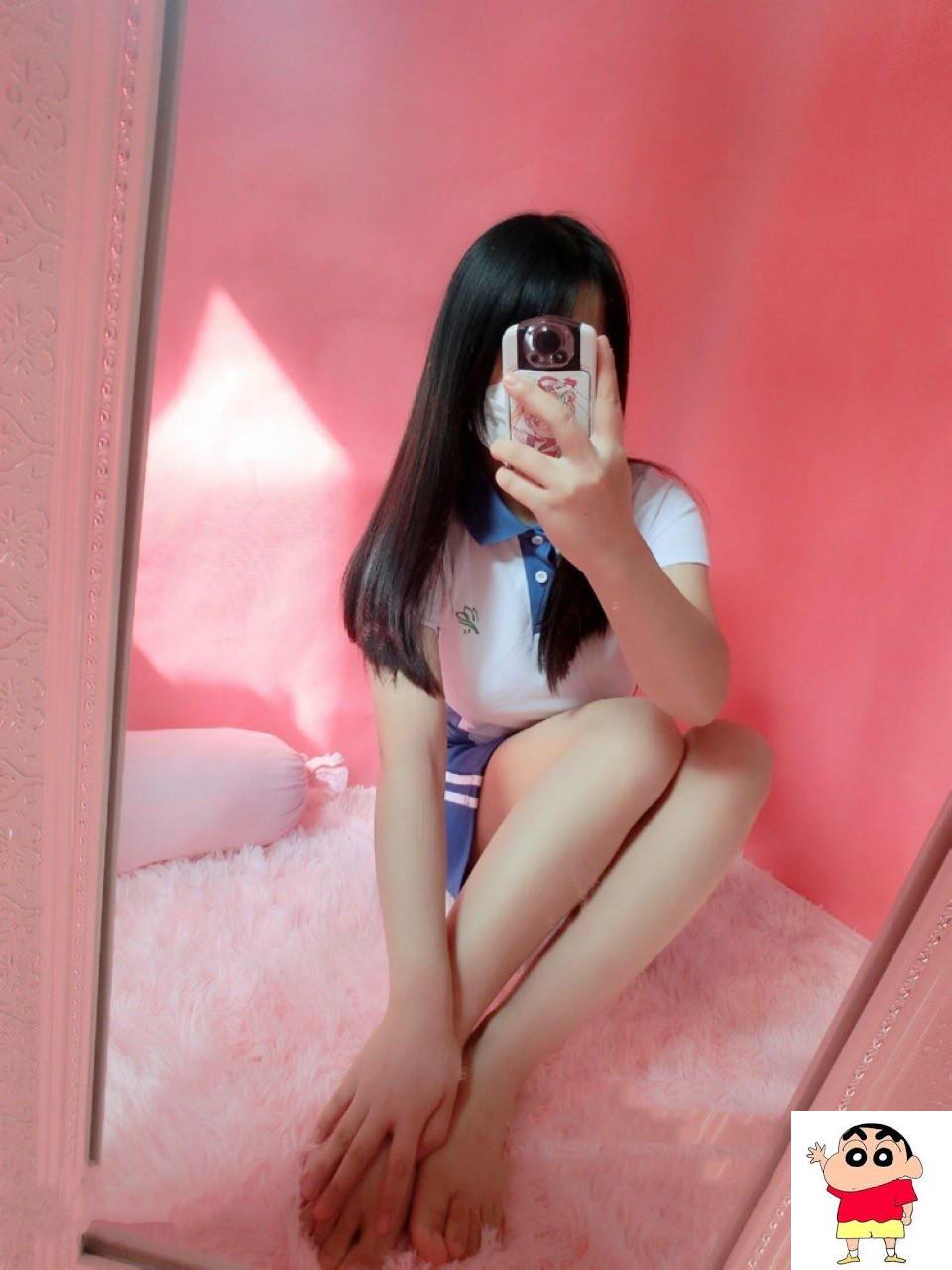 浑圆大乳房白虎女孩_ 捲起体育制服，然后脱掉