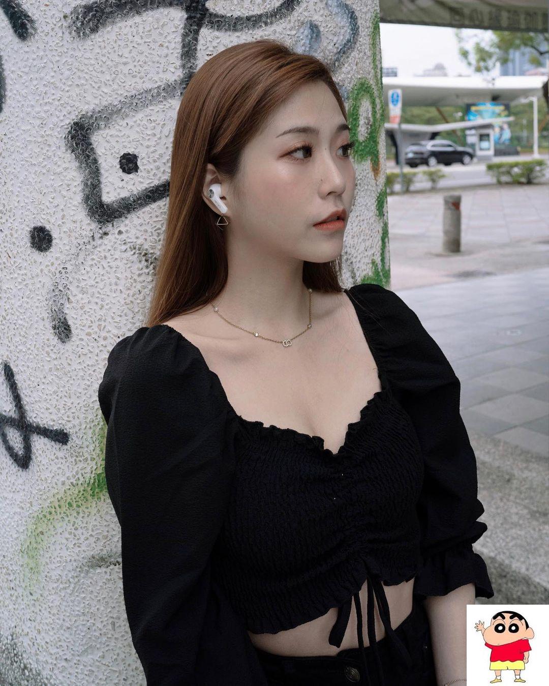 天菜级正妹李花白嫩美奶普照豔阳下，性感深沟视角」辣度太高！