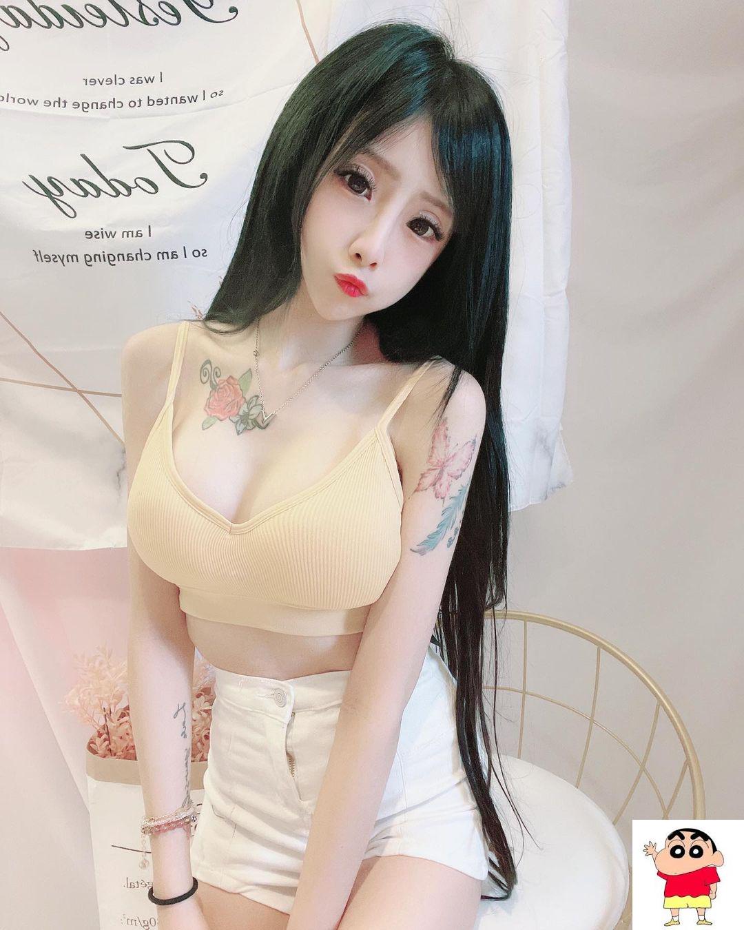 白皙正妹BEBE身材火辣辣威胁性高一看就腿软，晾美腿又让人失控了！