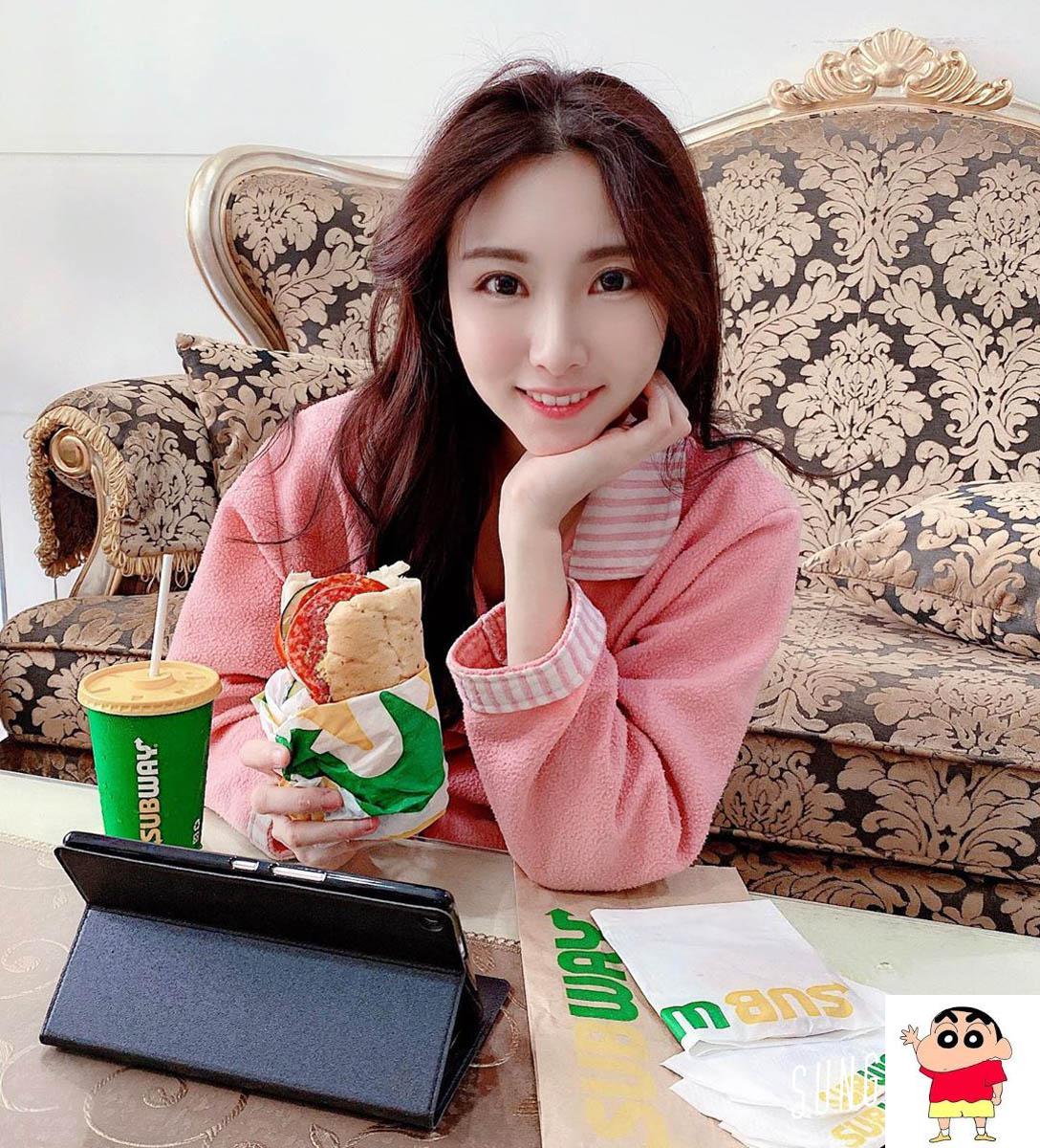 黎安Lilian、迈向会计师之路却被美食耽搁的气质女孩，棉被掀开露出白皙美腿！ (11P)