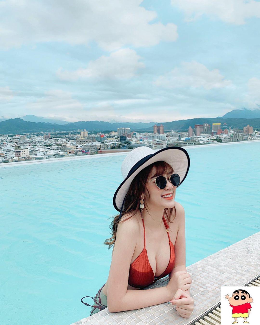 连身泳装大露火辣身材－陈君君 (15P)