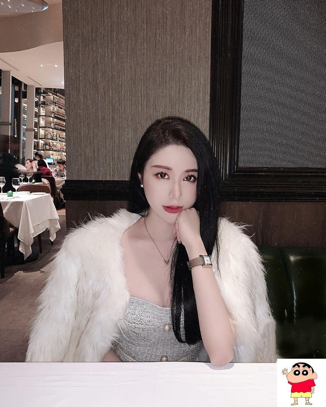 梨梨Jolly 大秀「雪白美乳」这身材也太犯规 (18P)