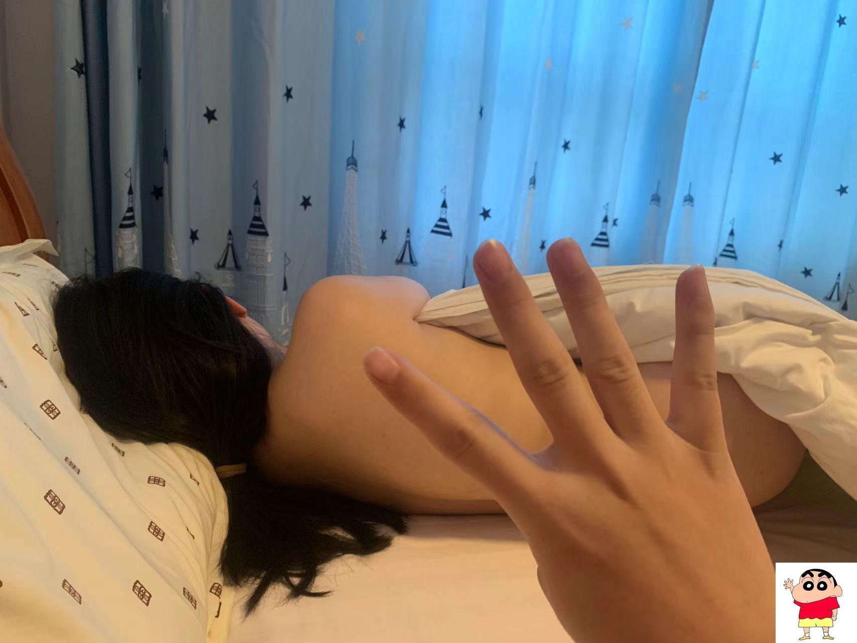 98年超嫩炮友，阴毛稀疏，还没被摩擦过几次，周末趁男友不在，出来约会。 (17P)