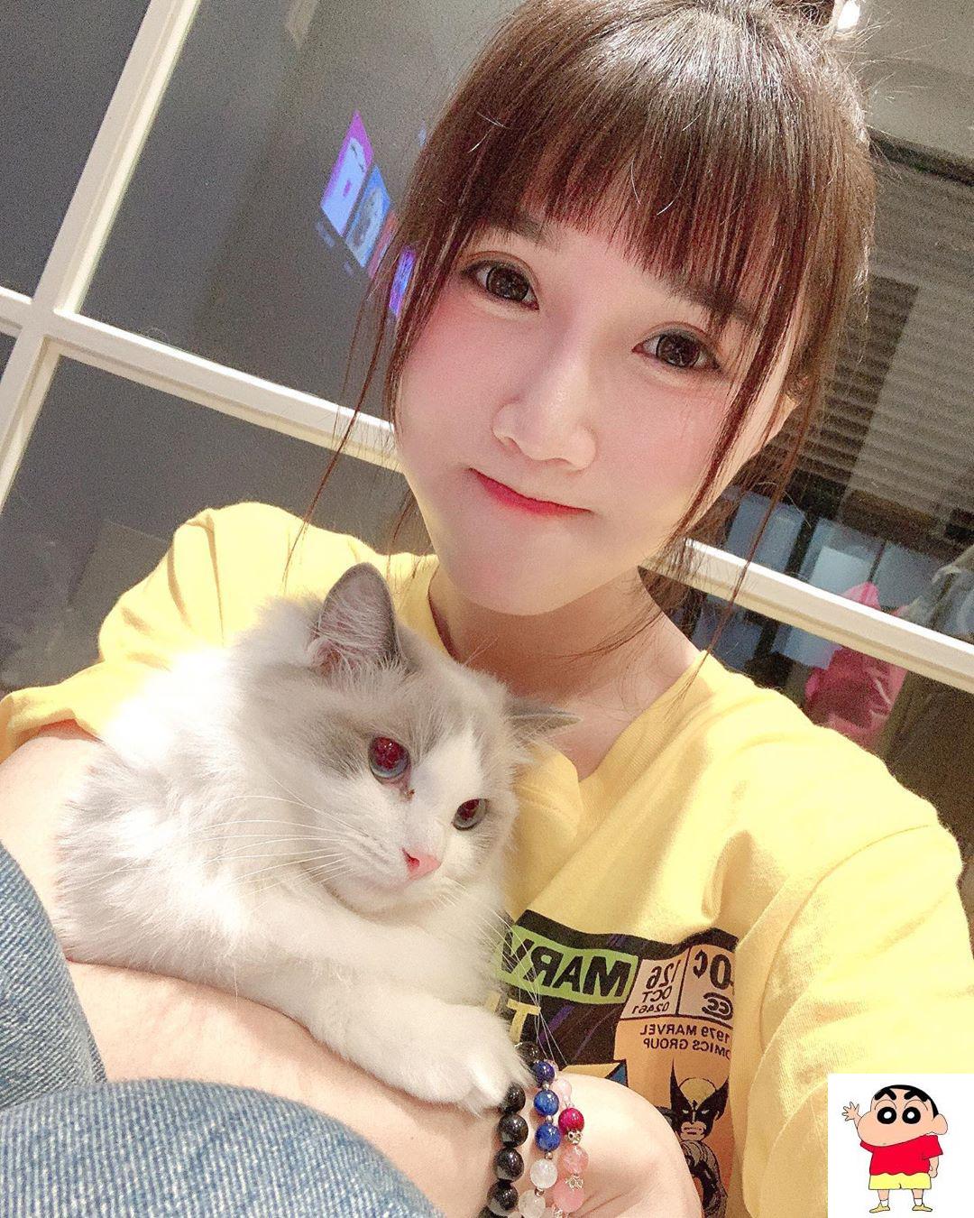 乔乔儿Sylvia 「雪白嫩乳 性感香肩」微露 美番！ (15P)