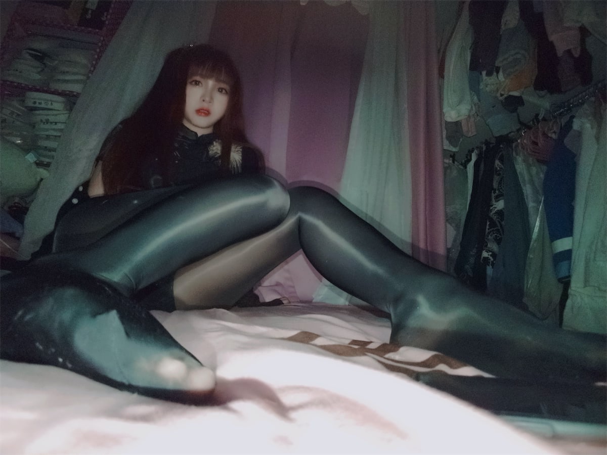 古川kagura 亮丝黑旗袍