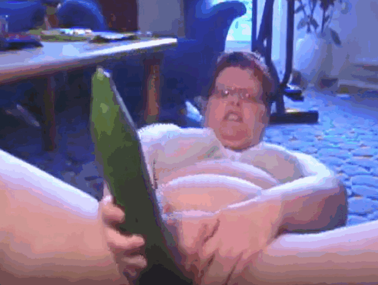 丰满的淘气女孩用巨大的黄瓜自慰