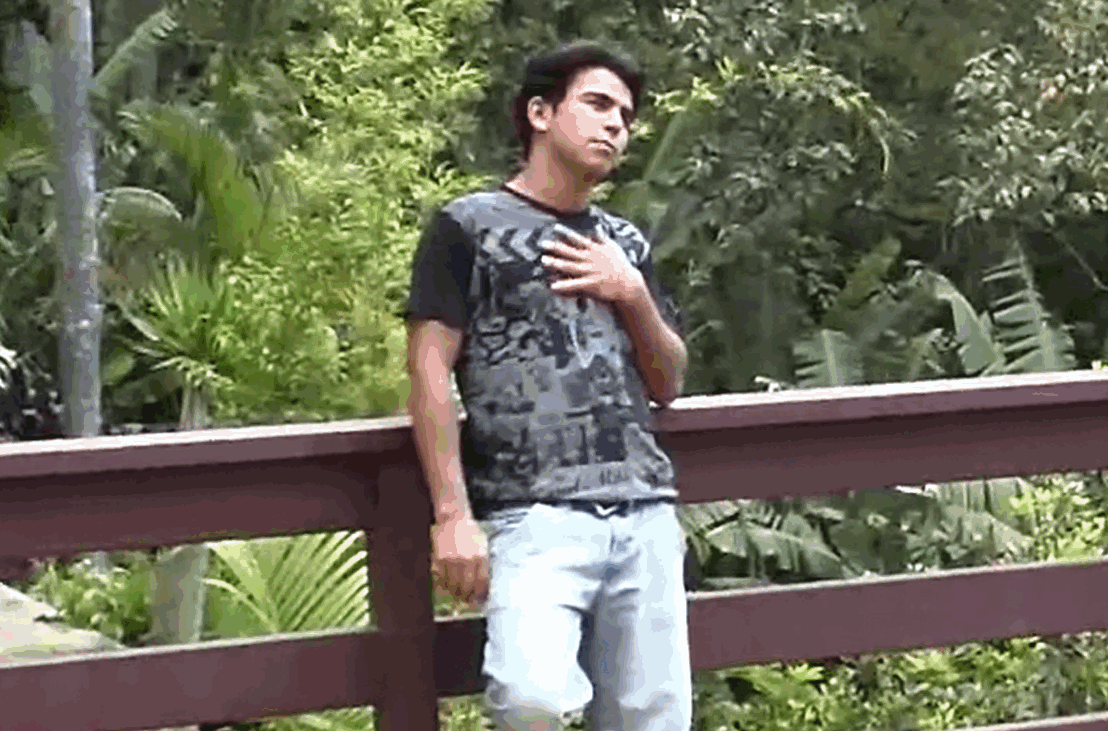 拉丁裔小伙子被一只淫荡的狗干屁眼