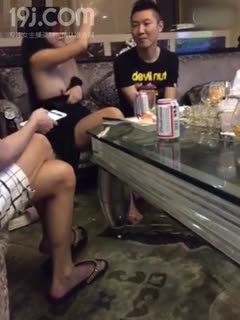 KTV包房的疯狂KTV包房公主玩脱衣游戏赚钱很拼啊脱内裤 1