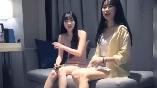 约了两个年轻嫩嫩的苗条小美女到酒店释放欲望