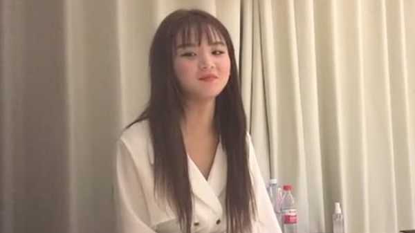 大眼清纯萌妹子,无辜的小眼神太惹人爱了穿上肉丝