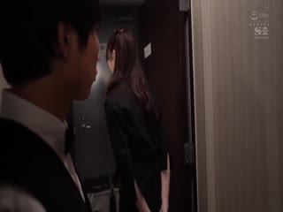 SSIS-743-C バイト先のヤラせてくれそうな長身お姉さんの下半身がエロすぎて…職場で立ったまま後ろからハメ